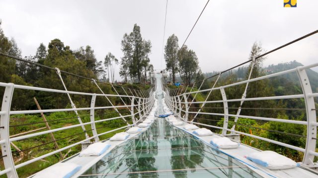 Selesai Konstruksi, Kementerian PUPR Lakukan Uji Beban Jembatan Kaca Seruni Point di KSPN Bromo – Tengger – Semeru