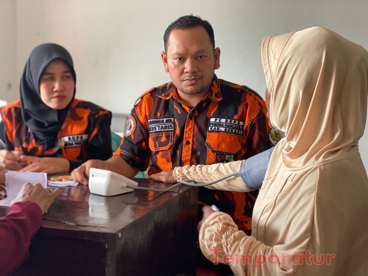Aksi BKPB Pemuda Pancasila Kabupaten Bekasi dalam membantu warga terdampak banjir
