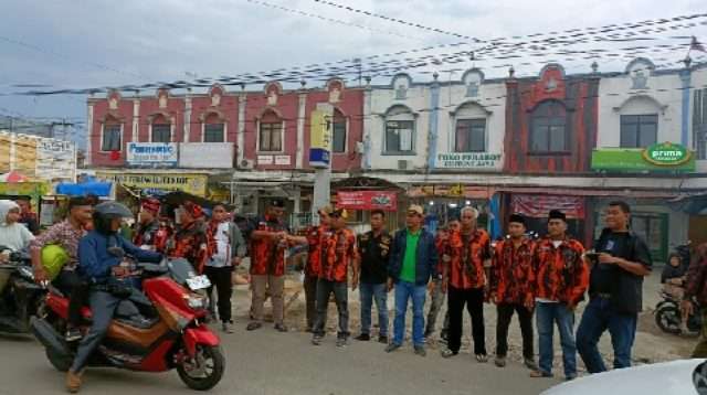 Peduli Ramadhan PAC Pemuda Pancasila Cibitung dan Ranting Wanasari Bagikan Takjil