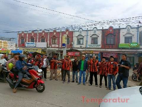 Peduli Ramadhan PAC Pemuda Pancasila Cibitung dan Ranting Wanasari Bagikan Takjil