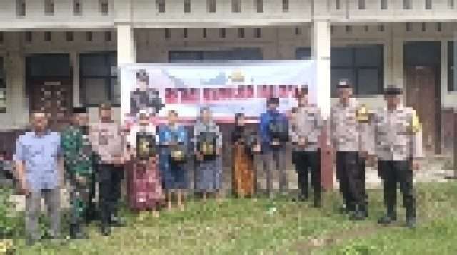 Warga Cikarang Pusat Bekasi, Dapat Bantuan Kemanusiaan Kapolri