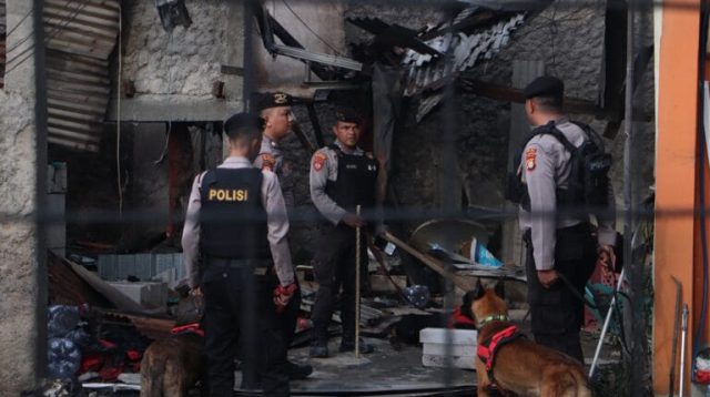 Polda Metro Terjunkan Anjing Pelacak untuk Cari Korban Kebakaran Depo Plumpang