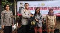 Polres Tangsel Bagikan 500 Paket Bansos Kapolri
