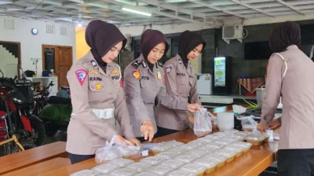 Polwan Cantik Polres Subang berbagi takjil