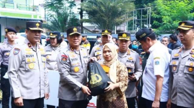 Ribuan Paket Sembako dari Kapolri Disebar ke Masyarakat di Slum Area Jaksel