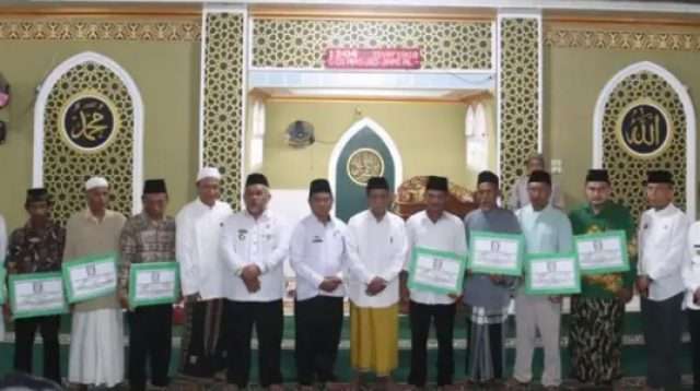 Pemkab Pringsewu Serahkan Bantuan Keagamaan Bagi Sejumlah Rumah Ibadah Dan Lembaga Keagamaan Di Kecamatan  Pagelaran