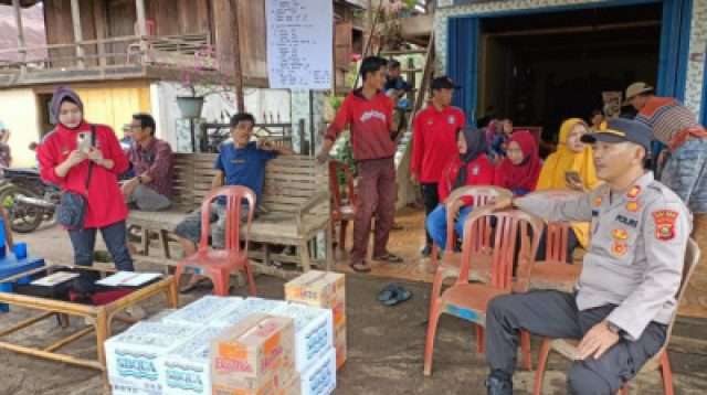 Pasukan Kelebat Kapolres Empat Lawang Melalui Kapolsek Pendopo Berikan Bantuan Korban Kebakaran