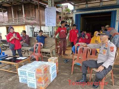 Pasukan Kelebat Kapolres Empat Lawang Melalui Kapolsek Pendopo Berikan Bantuan Korban Kebakaran