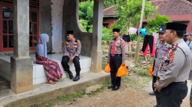 Jumat Barokah, Dirpamovit Polda Banten Bagikan Paket Sembako Kepada Masyarakat