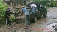 Tak Ada Perhatian Dari Pemerintahan, Warga Klambir Lima Kampung Perbaiki Jalan Yang Rusak Parah