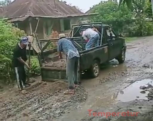 Tak Ada Perhatian Dari Pemerintahan, Warga Klambir Lima Kampung Perbaiki Jalan Yang Rusak Parah