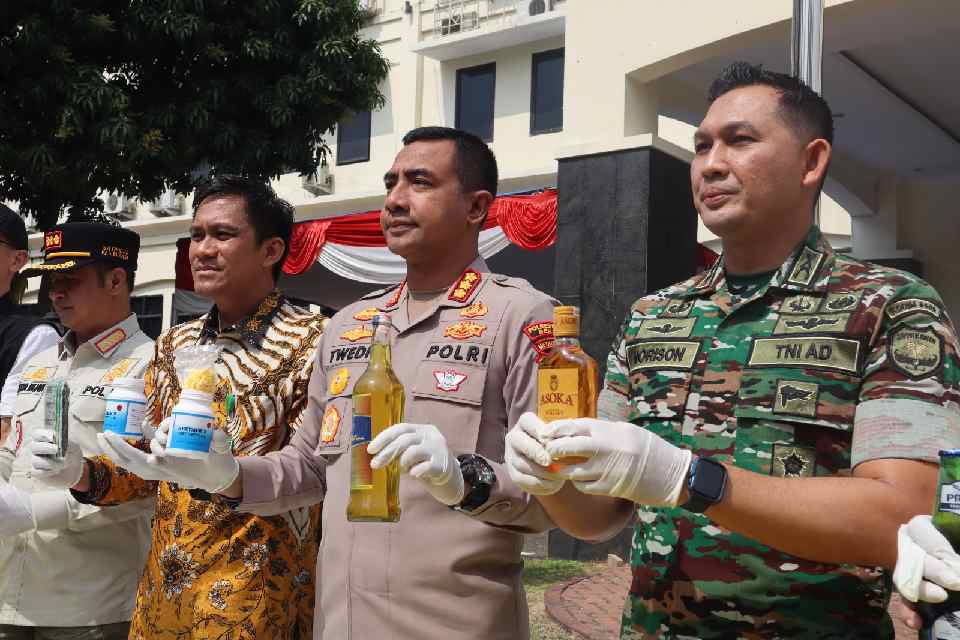 Dibulan Suci Ramadhan, Polres Metro Bekasi Musnahkan Ribuan Miras Dan Obat-obatan Terlarang