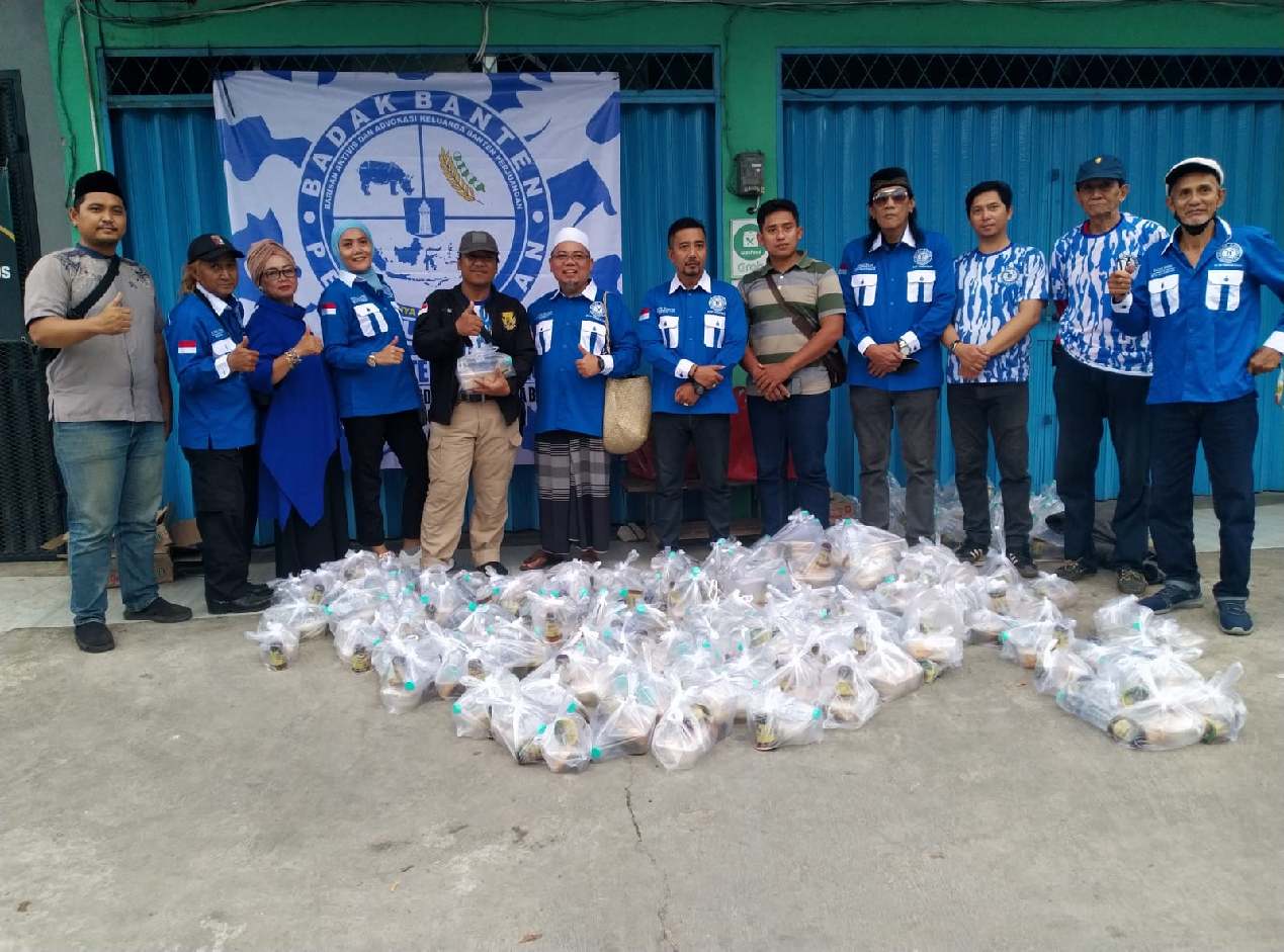 Para Dewan Pengurus Badak Banten Perjuangan DPC Tangsel Sinergi Dengan Polsek Ciputat Timur Giat Bukber Serta Membagikan Makanan