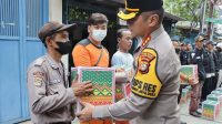 Kapolres Jakbar Bagikan 240 Paket Sembako