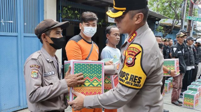 Kapolres Jakbar Bagikan 240 Paket Sembako