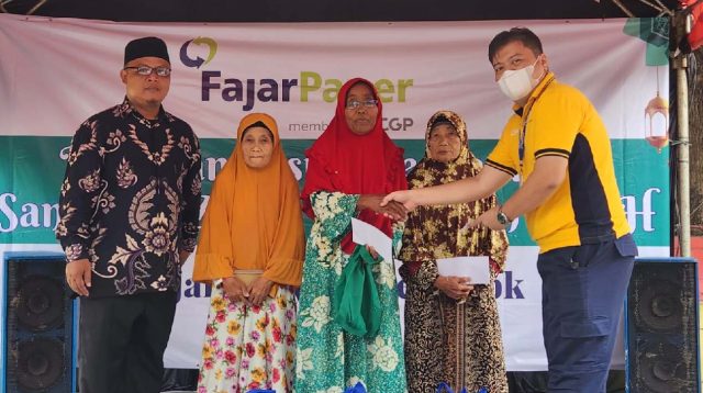 Fajar Paper Berikan Bantuan Zakat di Wilayah Kabupaten Bekasi