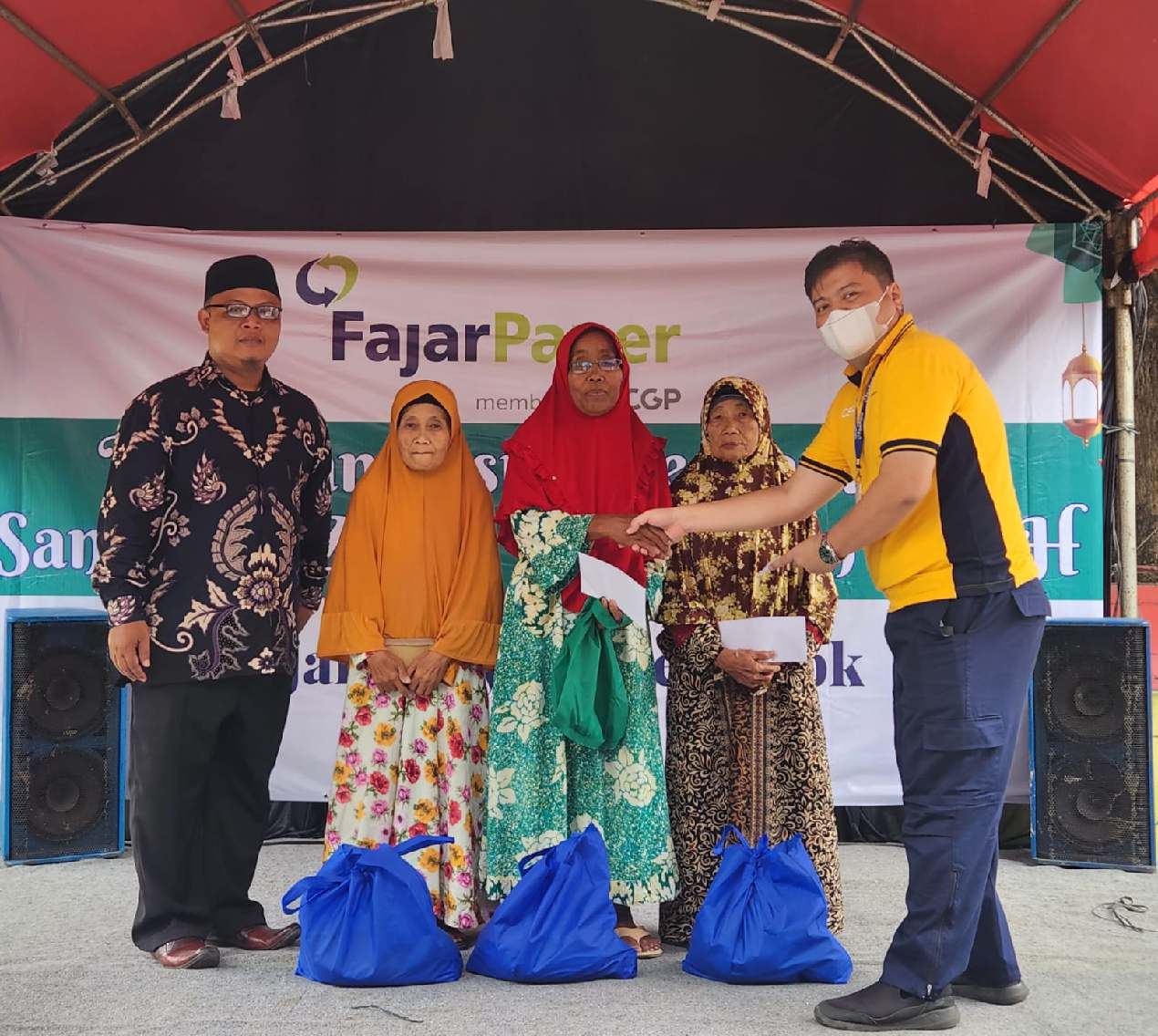Fajar Paper Berikan Bantuan Zakat di Wilayah Kabupaten Bekasi