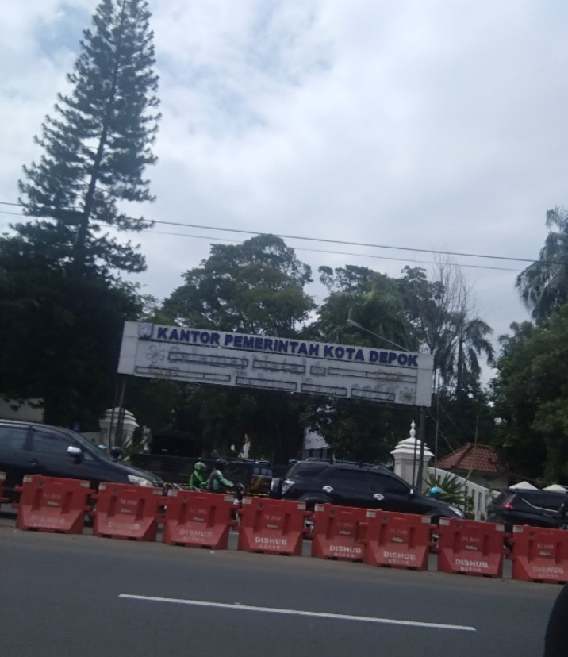 Hari Jadi Kota Depok ke 24, Driver Ojol Sedih Lihat Gapura Kantor Pemerintah Kota Depok Masih Kumuh