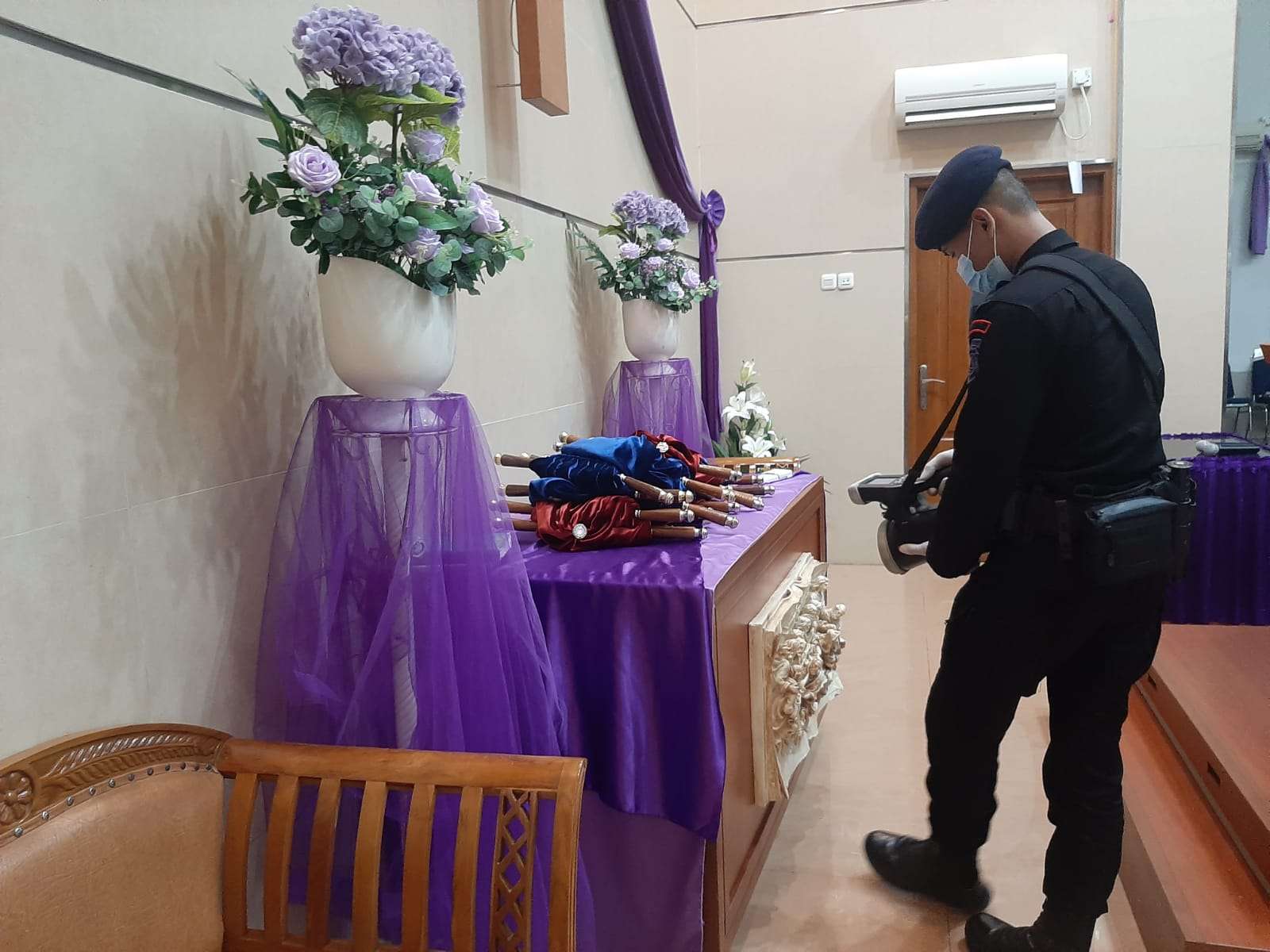 Satbrimob Polda Banten Sterilisasi Gereja di Wilayah Hukum Polda Banten