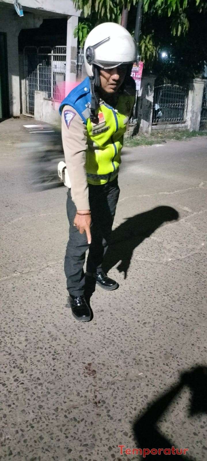 Personel Polsek Kronjo Amankan TKP Laka Lantas Yang Menyebabkan 1 Orang Meninggal Dunia