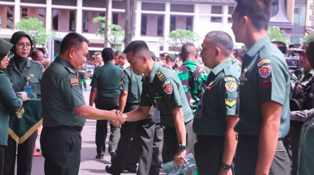Ringankan Beban Anggota Jelang Idul Fitri, Kasad Berikan Bingkisan Lebaran