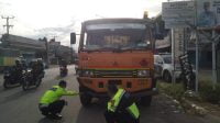 Tragis! Pemotor Tewas Usai Gagal Menyalip, Satlantas Polres Serang Evakuasi Korban