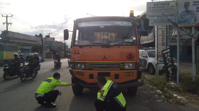 Tragis! Pemotor Tewas Usai Gagal Menyalip, Satlantas Polres Serang Evakuasi Korban