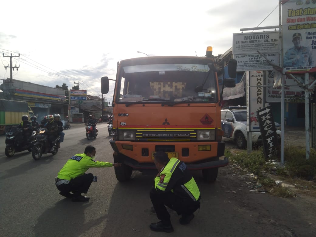 Tragis! Pemotor Tewas Usai Gagal Menyalip, Satlantas Polres Serang Evakuasi Korban