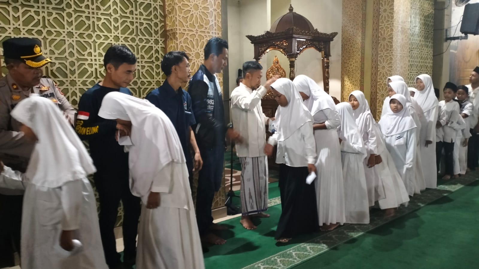 Dea Eka Rizaldi,SH Bacaleg Partai Gerindra Provinsi Jabar Bersama Aliansi Karawang Kondusif Berbagi Santunan Yatim Piatu