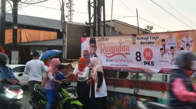 Hujan Lebat, Caleg PKS Teti Lestari Tetap Lakukan Ta’jil on The Road Sepanjang Jalan Cibitung, Cikarang Barat