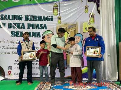 Di Bulan Suci Ramadhan, FajarPaper Bagikan Ratusan Paket Bingkisan Untuk Anak Yatim