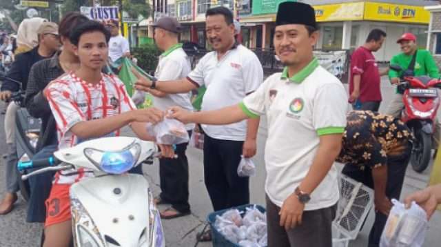 Ketua DPC PAPERA Kabupaten Bekasi Hasbi Asidiki, S,ag.MM. Berbagi Ta’jil