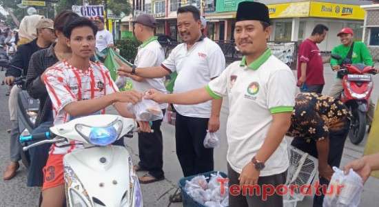 Ketua DPC PAPERA Kabupaten Bekasi Hasbi Asidiki, S,ag.MM. Berbagi Ta’jil