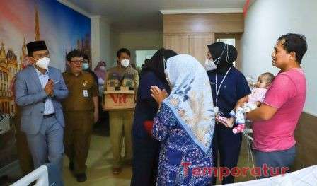 Selama Ramadhan, RSUD Kabupaten Bekasi Bagikan Takjil Gratis untuk Keluarga Pasien
