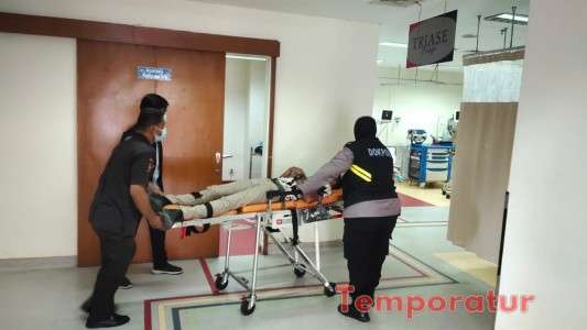 Sigap, Dokkes Polres Tangsel Tangani Warga Yang Sakit Saat Urus SKCK