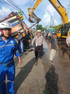 Satlantas Polres Cilegon Polda Banten Evakuasi Kecelakaan Lalu Lintas di Ciwandan