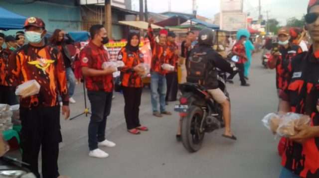 PAC PP Cibitung Bersama Pengurus Ranting Wanajaya Bagikan 400 Bungkus Takjil