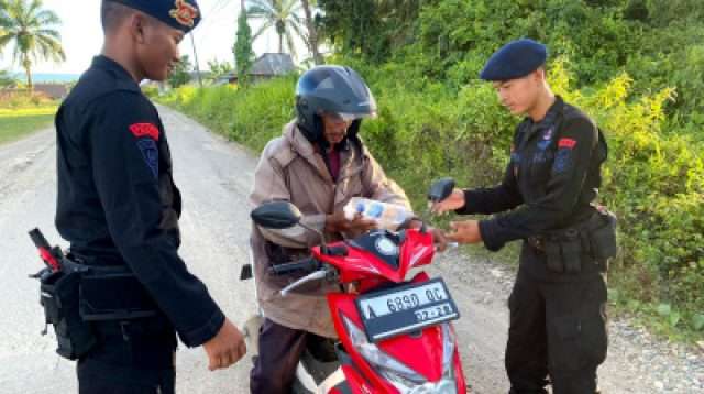 Satbrimob Polda Banten Bagikan Takjil Gratis Kepada Pengendara