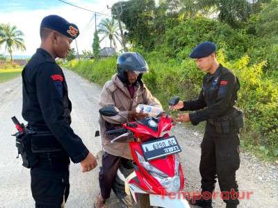 Satbrimob Polda Banten Bagikan Takjil Gratis Kepada Pengendara