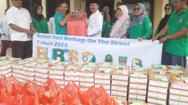 Sukseskan Program Bubos ke 7, Camat Sukakarya Bagikan Nasi Box Kepada Masyarakat