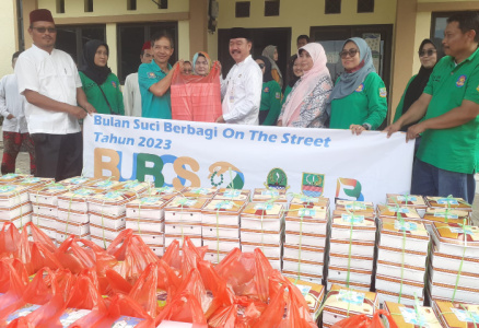 Sukseskan Program Bubos ke 7, Camat Sukakarya Bagikan Nasi Box Kepada Masyarakat