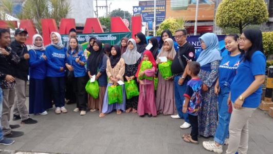 Berbagi Kebahagiaan di Bulan Ramadan, FPII Bersinergi Bersama Srikandi Demokrat Bagikan Takjil dan Santunan Anak Yatim