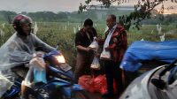 BPPH PP Kabupaten Bekasi Bagikan Takjil Ke Pengguna Jalan