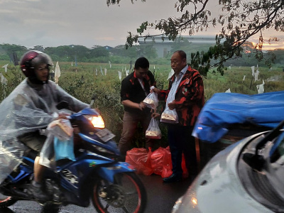 BPPH PP Kabupaten Bekasi Bagikan Takjil Ke Pengguna Jalan