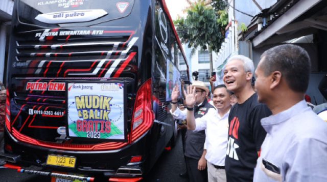Lepas Pemudik Jateng di Bandung, Ganjar Ditemani Ridwan Kamil
