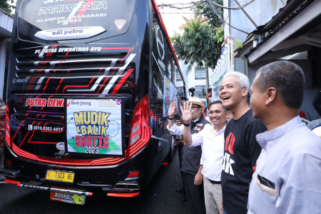 Lepas Pemudik Jateng di Bandung, Ganjar Ditemani Ridwan Kamil