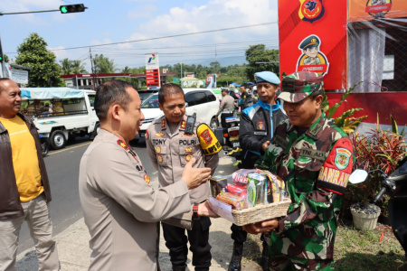 Kabid Humas Polda Jabar : Kapolres cek pos Ops Ketupat Lodaya 2023 di Pos Pam Cihaurbeuti