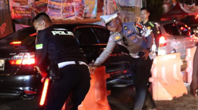 Kabid Humas Polda Jabar : Polisi Terus Berupaya Lakukan Pengaturan Arus Lalu Lintas di Kawasan Puncak Yang Terpantau Cukup Padat Hingga Malam Hari ini