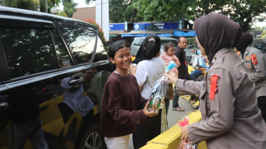Kabid Humas Polda Jabar : Sapa Polwan di Rest Area KM 62 Karawang Bikin Pemudik Senyum Simpul