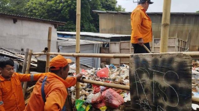 TPS Liar Rawa Sentul Jayamukti di Bersihkan DLH Kabupaten Bekasi